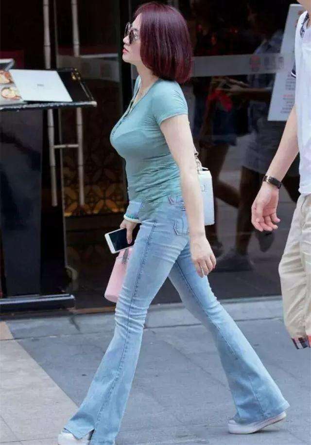 街拍: 小姐姐打扮的就很休闲清爽, 上衣一件白色的吊带背心