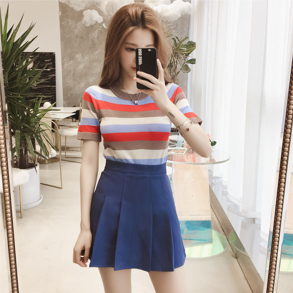 爱穿超短裙的美眉来福利了!瞧瞧下图女人这样穿,防走光太迷人