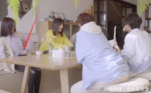 「通人」以为没镜头,鞠婧祎吃完饭后,谁注意她的手在干啥?女神包袱掉了