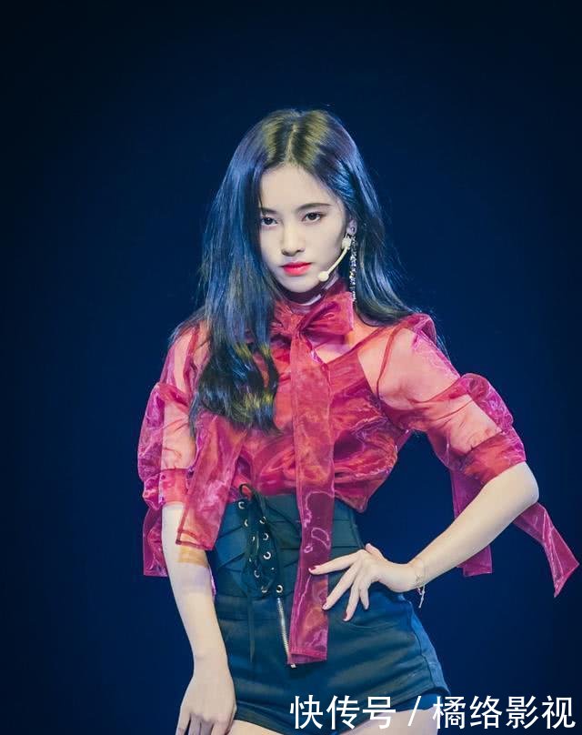 鞠婧祎短裤热舞,这么窄的短裤还要绑着,网友:小蛮腰太吸睛了