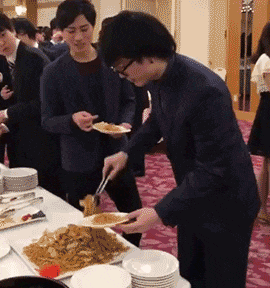 搞笑■搞笑gif:以为是要过去给个鼓励之吻的我,果然还是太年轻了