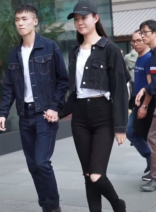  整体造型@街头又火了一款裤子，叫“左边睁眼睛，右边开嘴巴”，潮到飞起！