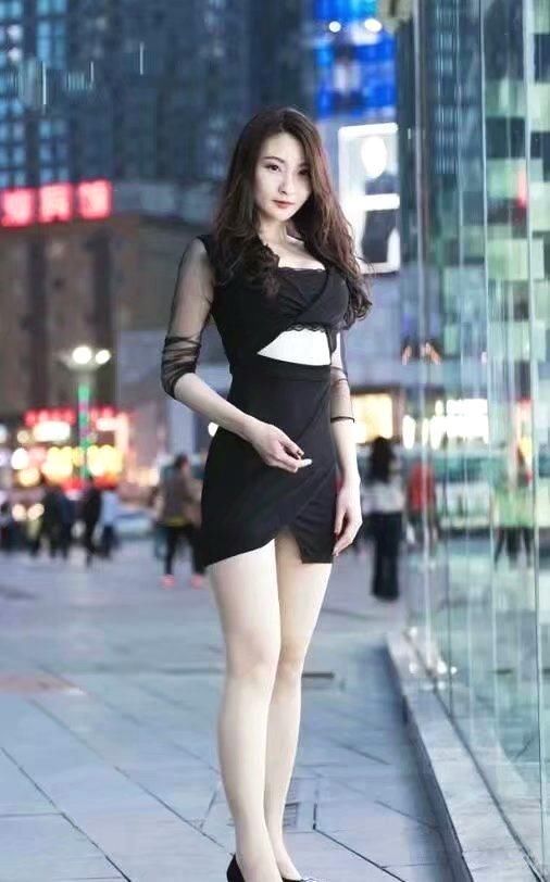 街拍:夏天穿吊带背心，清凉又时尚性感