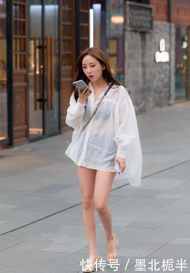  都市女性|美女短裤搭配一双透明一字带高跟凉鞋，尽显都市女性的青春与时尚