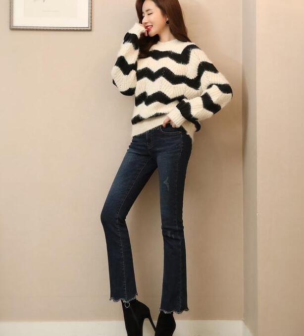 路人街拍：穿短裤白背心的小姐姐，双腿很白很美，背包很艺术