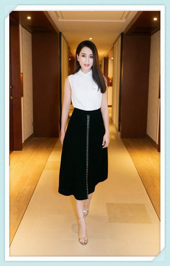 马苏真豪放，浑身上下就穿一件睡衣走机场，网友：37岁也疯狂！