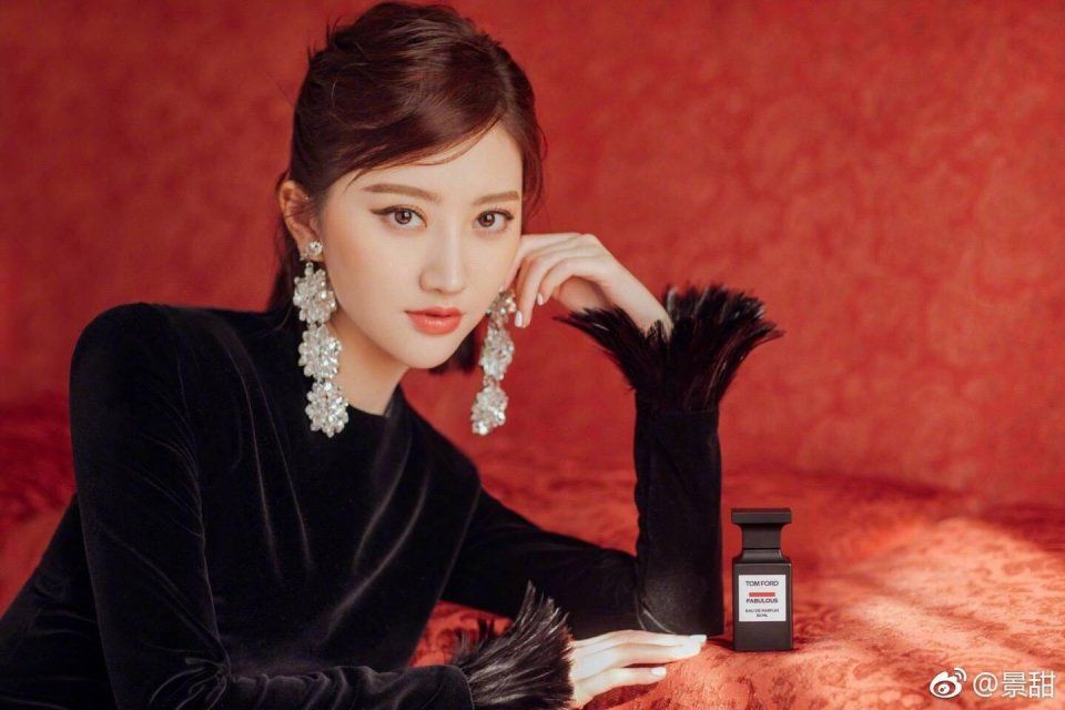 时装周开启，景甜孟美岐何穗排排座，张钧宁一个转身抢了所有风头