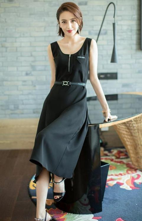 佟丽娅真是豪放！深V裙信手捏来，网友：不愧是360度无死角美女