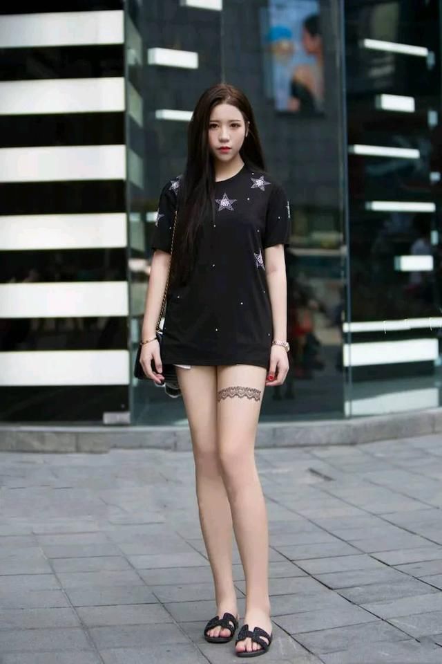 东莞街拍 街头长腿香肩美女 皮肤质感恰到好处 确实好看很喜欢