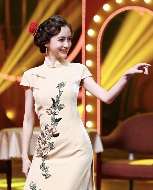  『个性』Baby的美少女发型绝了，搭配扎染背带裤个性潮流，完全不像孩子妈
