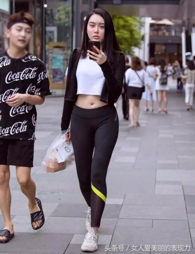 敢于穿打底裤出门逛街的姑娘，不仅拥有气质而且还很时尚