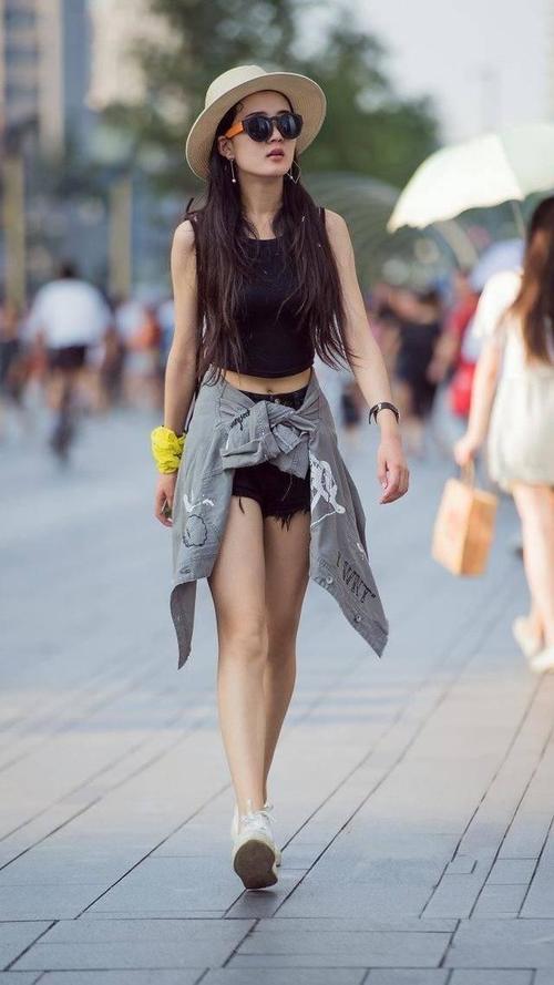 街拍:街头辣妹有胸有长腿有身材,仙女也不过如此