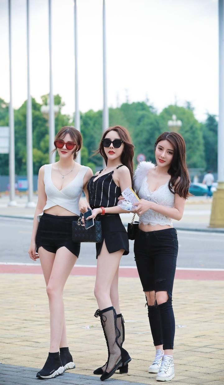 街拍:图1，图5双胞胎美女，图2美女真会玩，鞋子当丝袜穿!