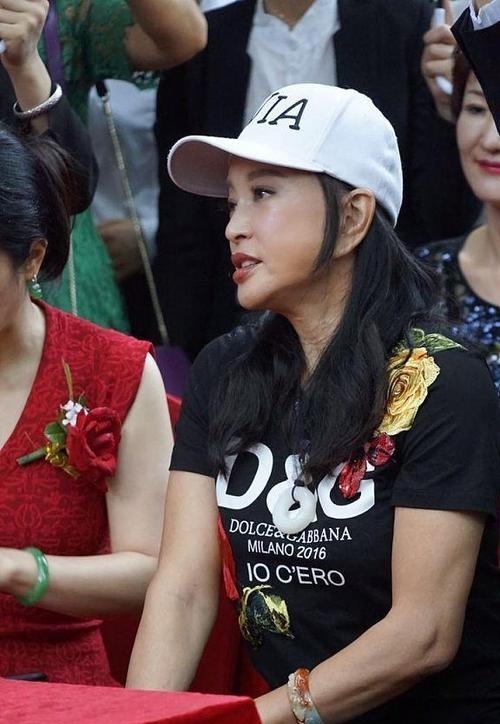 #显得#刘晓庆别装年轻了，脖子上的皱纹真藏不住，怎么看都是老年人！