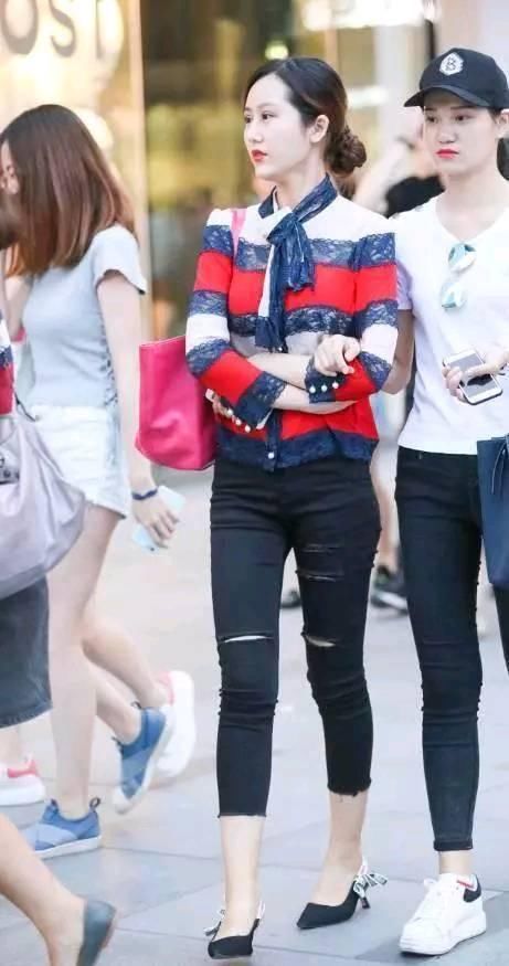 街拍：浓妆下的网红小姐姐，一字肩给人一种优雅浪漫感