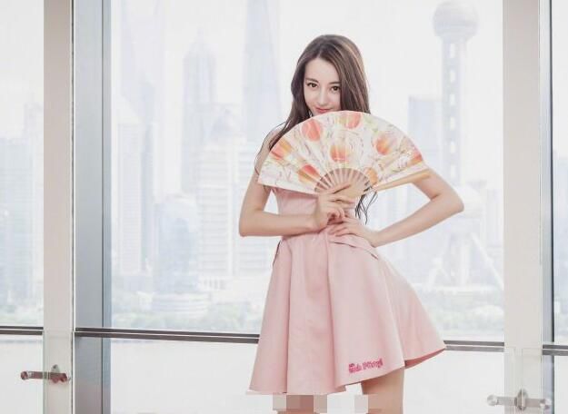 明星拿折扇，杨幂妩媚风情，韩雪古典韵味，迪丽热巴妖娆性感