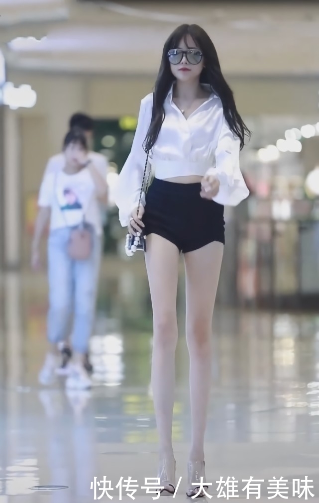 美女|美女只因踩了双“凉皮鞋”,时髦高级,还凹出1米2“仙鹤腿”