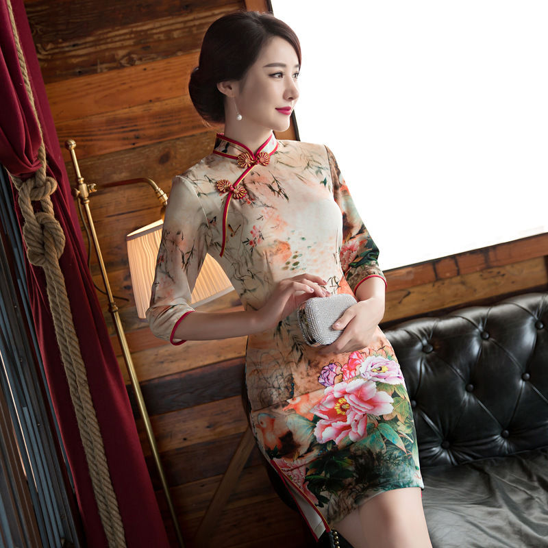 老婆穿这身旗袍去日本出差，把和服都给比下去，外国佬纷纷求合影