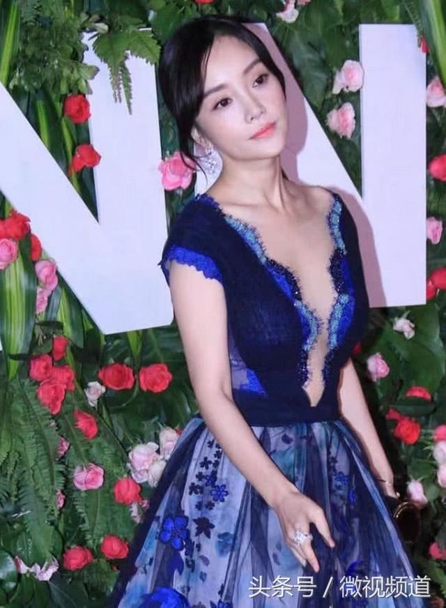李小璐精致妆容深v出镜，穿搭薄纱连衣裙，事业线小蛮腰一览无余