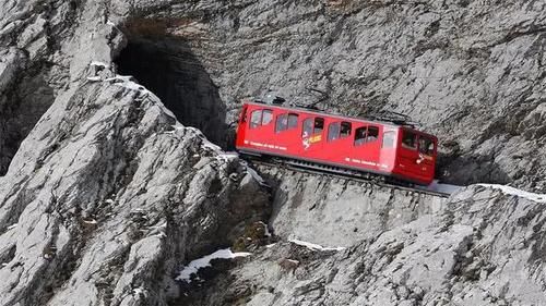 世界上最陡峭的铁路，最大坡度为48°，运行120年零事故