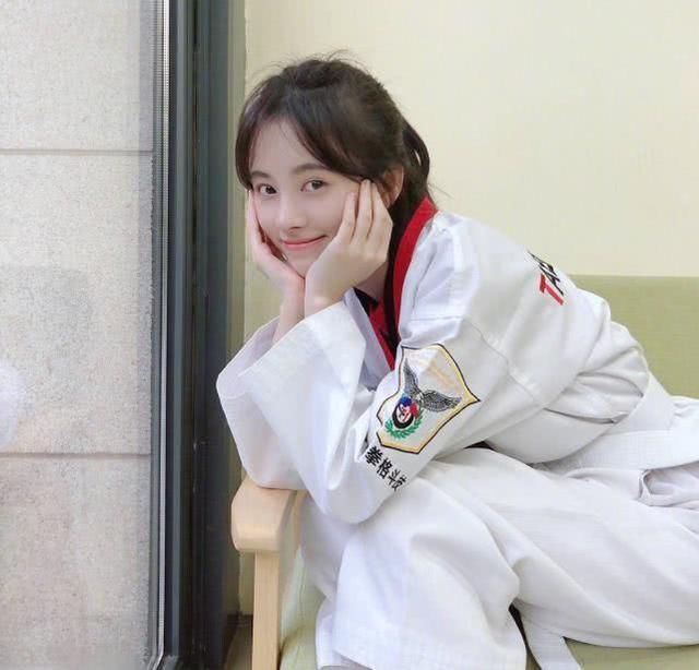 鞠婧祎晒美照，她这低马尾的发型真好看，又年轻了!