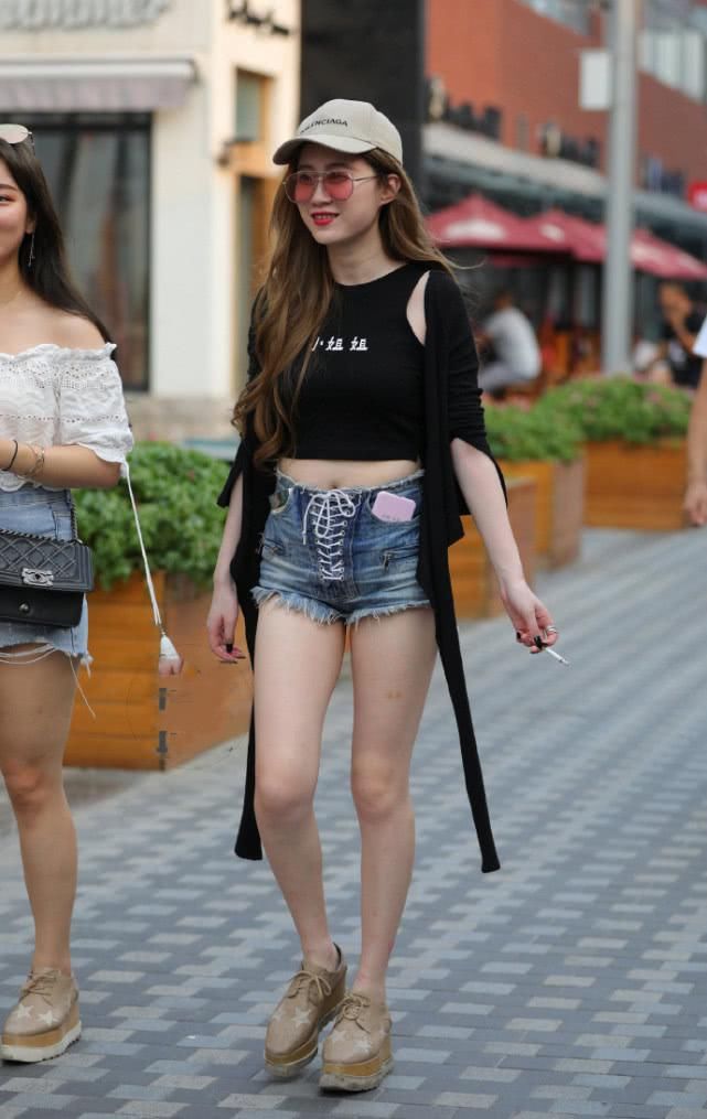  超短裤：街拍：极具时尚气息的超短裤，让身材更加高挑迷人