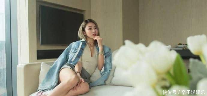 程晓玥现身机场, 巴掌大的短裤也敢穿出门, 可看到她的鞋我沉默了