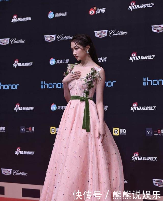 20岁关晓彤逆袭了，穿粉色吊带裙美炸天，谁说她衣品不好？