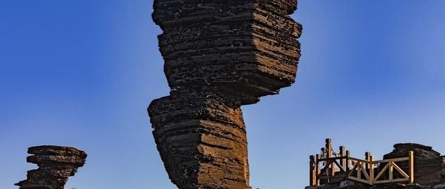 中国这寺庙建在云端，随便一伸就能碰到白云，网友说：太危险了