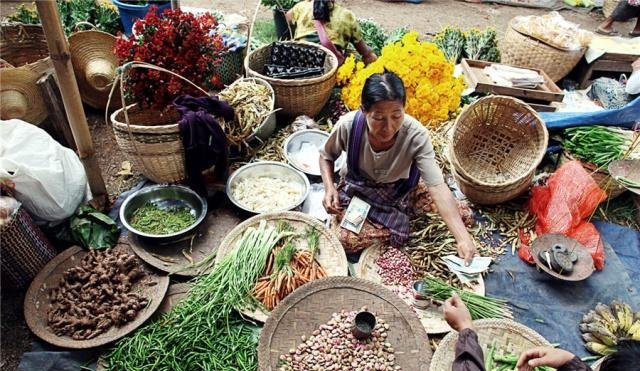 全球最“诡异”的佛像近看是山，远看是佛，夜晚让人不敢直视