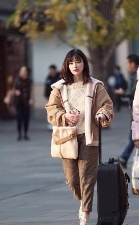  简直：路人街拍，姑娘不规则的白衬衫搭配这件高腰阔腿裤，简直完美