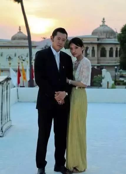 90后不丹王后，穿传统服饰超迷人，穿上“洋装”却暴露了这一缺点