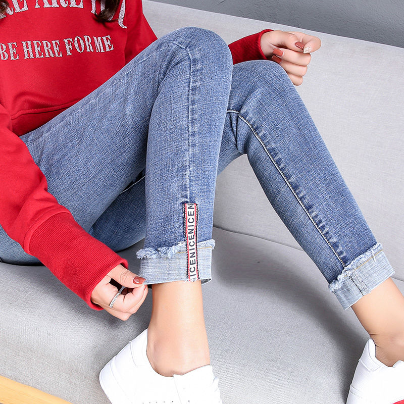 有一种裤叫“兜臀裤”，比连衣裙性感，比休闲裤女人，女人味十足