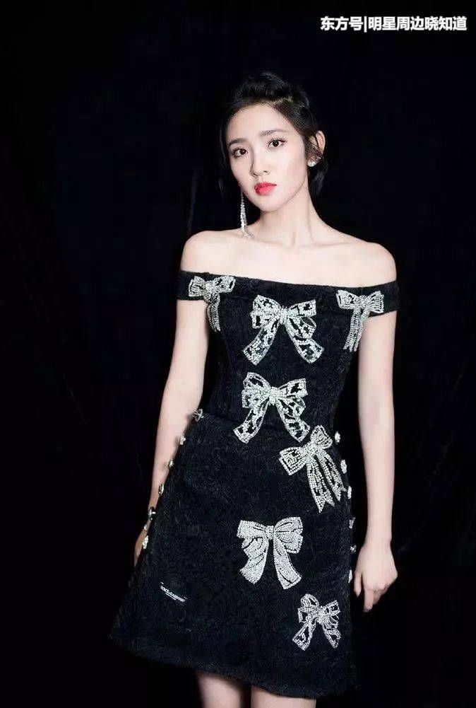 当女星们穿上一字肩，李沁冷艳，陈妍希清新，迪丽热巴神秘