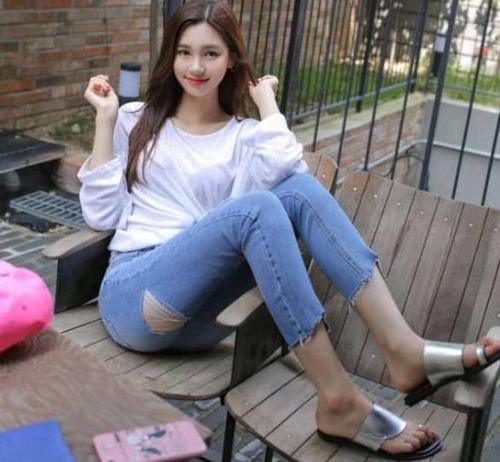 路人街拍，牛仔热裤小姐姐，简单的搭配清新的气质