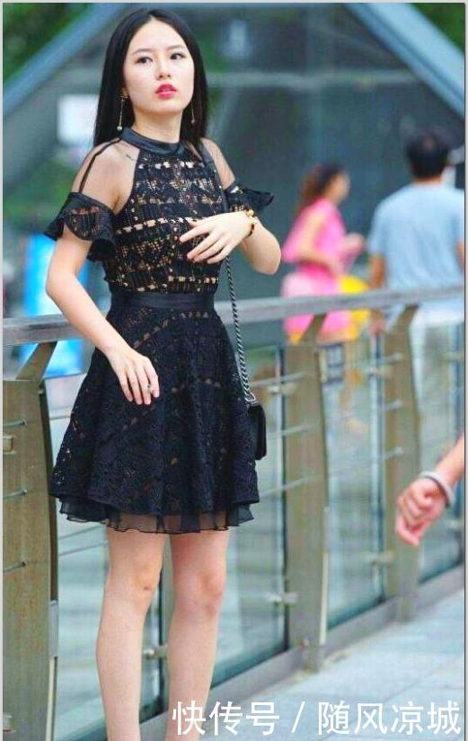 美女■街拍：穿黑色纱裙的长腿美女,漂亮高挑！