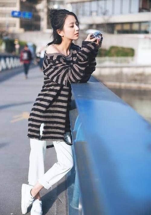 佟丽娅在裙子前面缝七分裤,看起来落落大方,简单又显气质!