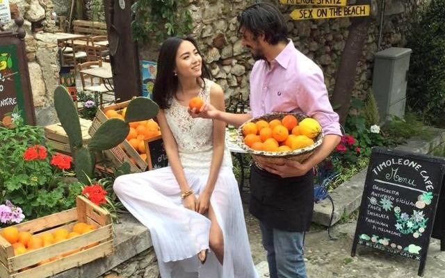 张梓琳再低调，182身高的她也总是关注的焦点，一双美腿十分吸睛