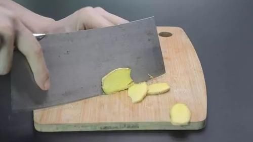  治疗感冒：茶叶水里加几片生姜，作用真强大，喝一次能省几百元，早学早受益