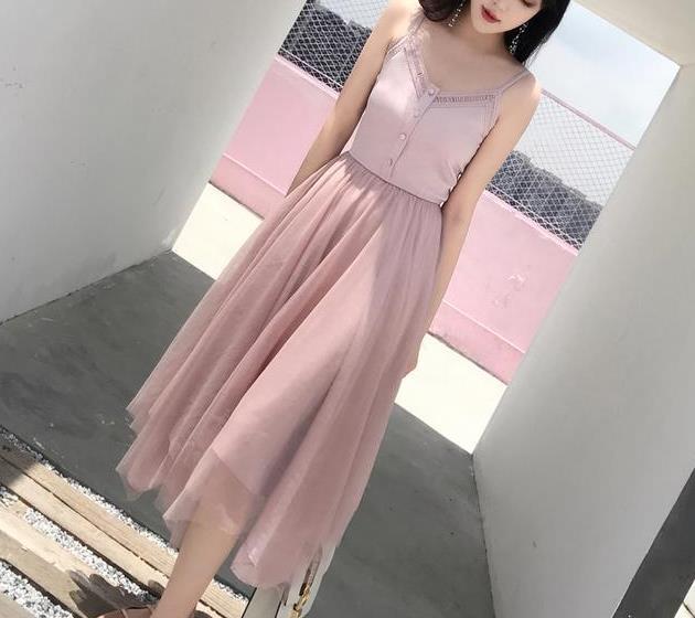 厌倦了阔腿裤套装，不妨多试试这样的吊带连衣裙！清新甜美超仙儿