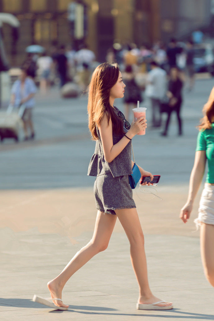 重庆街拍，大长腿美女的魅力穿搭风，时髦与性感并存!