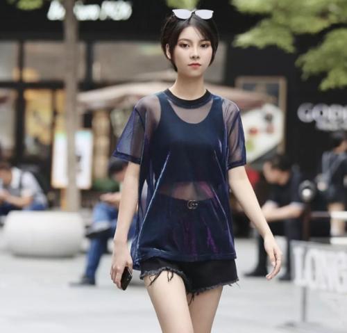 街拍：时尚又性感，青春活力十足的小姐姐，真的会忍不住多看两眼