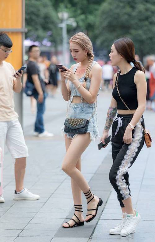 路人街拍，小姐姐一袭粉色长裙，大长腿迷人，举手投足极具风情！