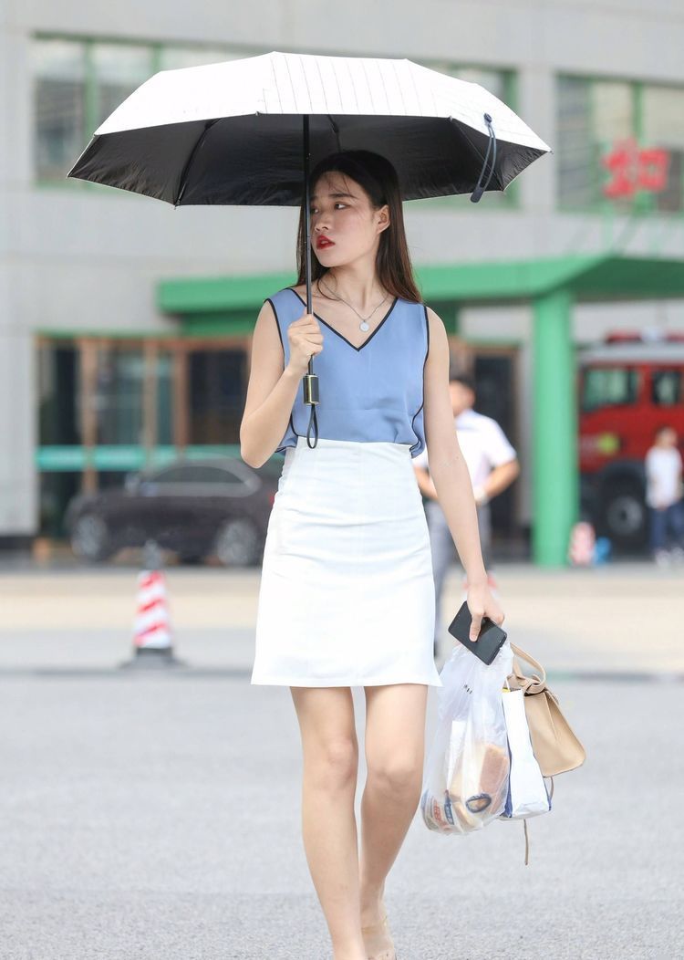「清爽」街拍:笑容甜美小姐姐,搭配牛仔短裤,给人清爽怡人的感觉