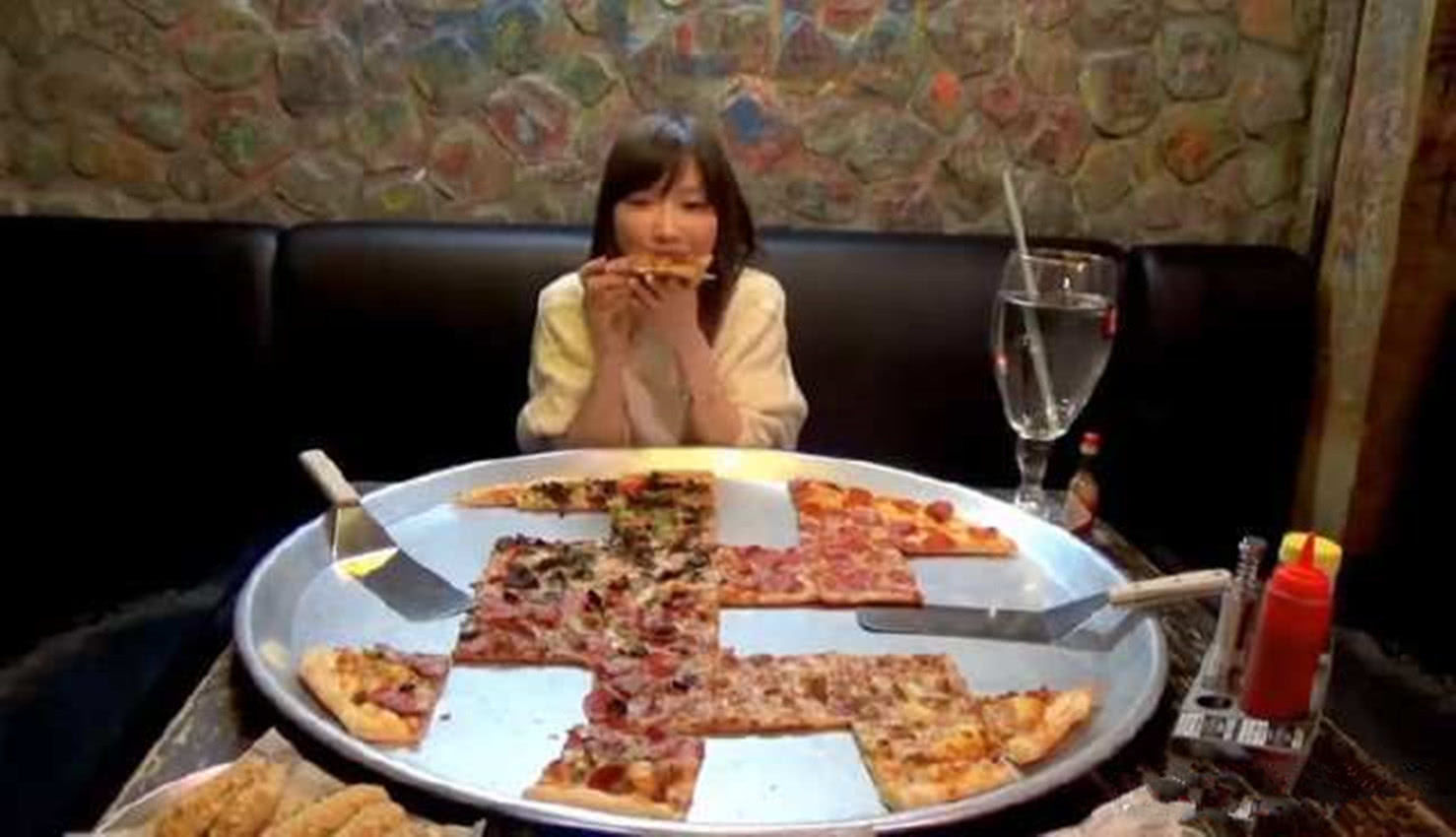 日本大胃王吃播疑似造假，桌上的水杯真相了，网友:大骗子