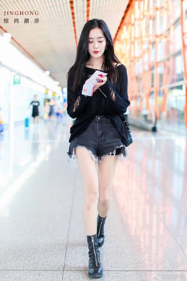 王梓薇非要把短裤扯破，连安全裤都露出来了，腿上的毛太尴尬了