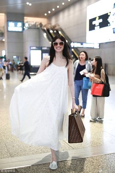 何穗穿白色长裙秀锁骨 裙摆飘飘似仙子