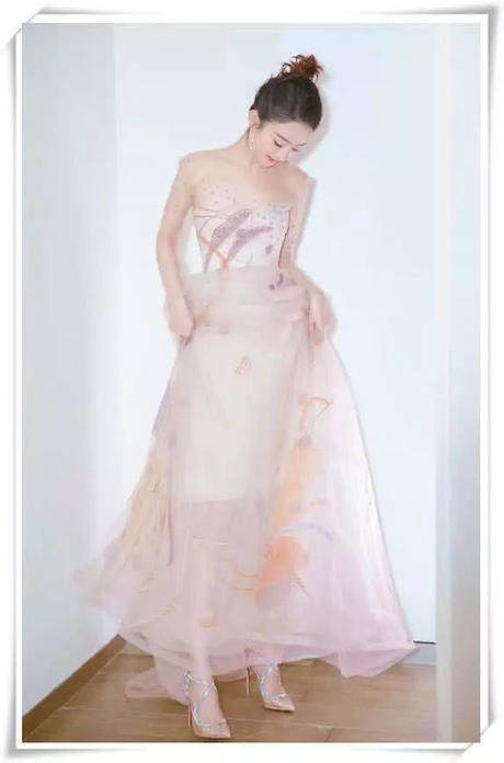 赵丽颖这是垫了多少层海绵？吊带裙都藏不住了，网友：大饱眼福！