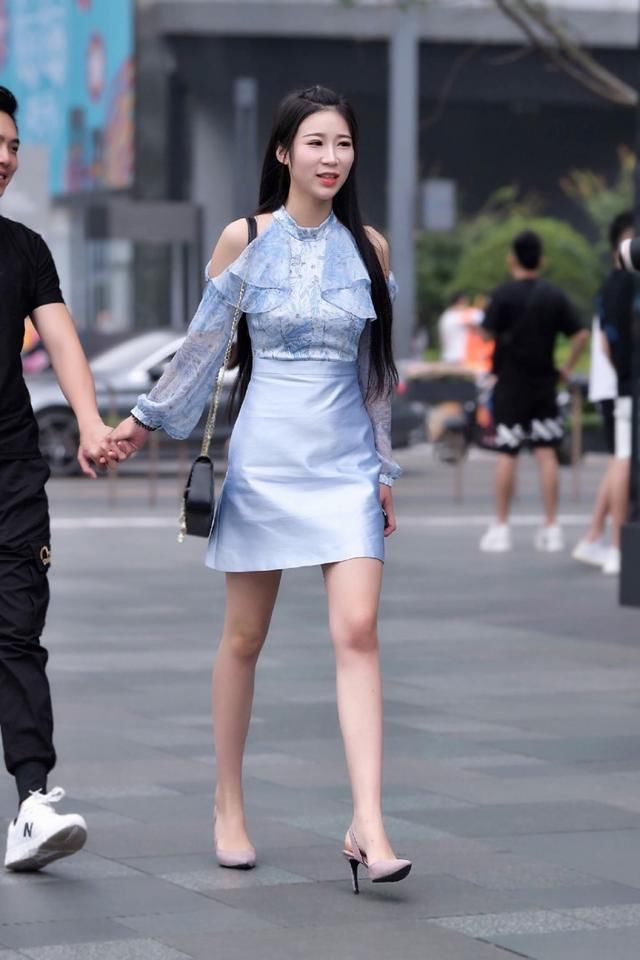  【出自己】街拍：00后校花短裙美腿，年轻就是好