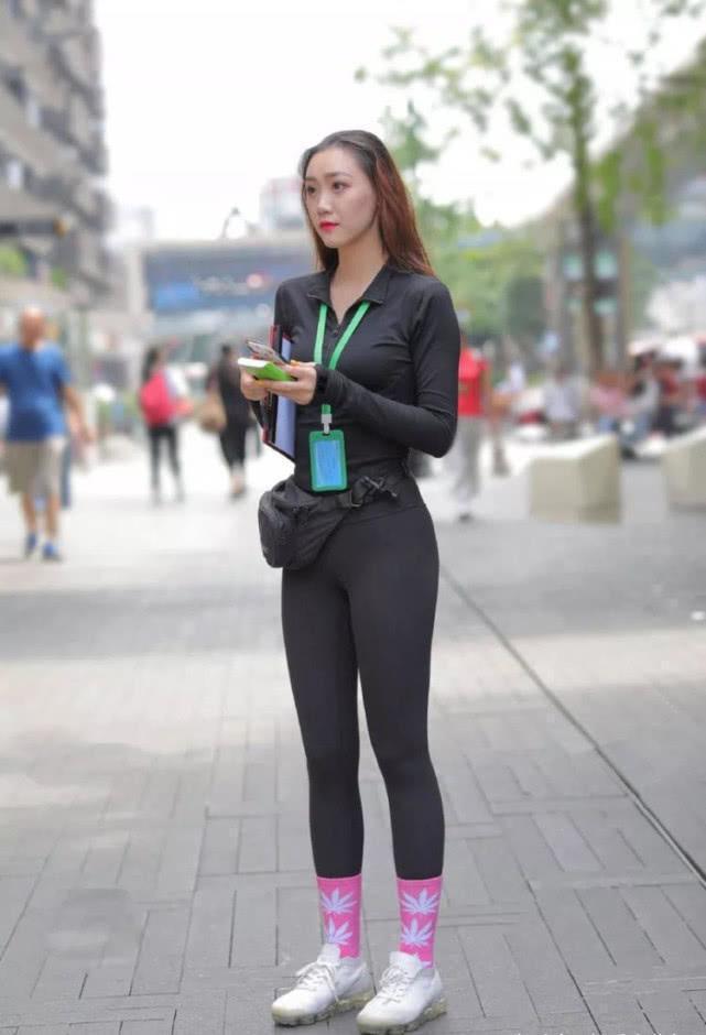 『显得』街拍：短袖衫搭配紧致有型的打底裤，显得活力四射颇具魅力！